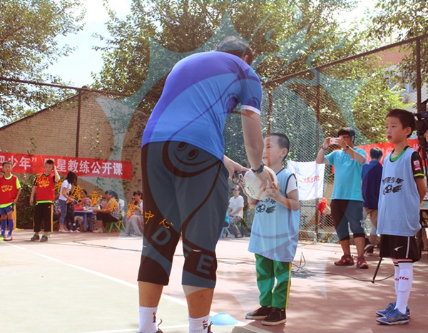 我们一起踢足球