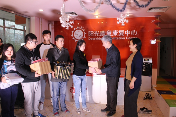 蜗牛公益走入阳光鹿童