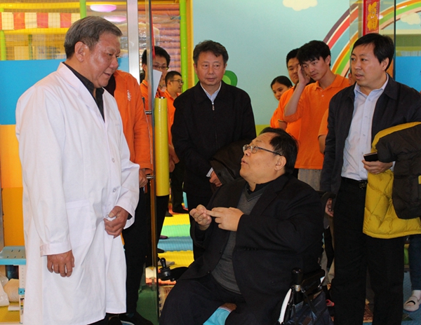 中国残疾人联合会吕世明副主席赴阳光鹿童康复中心调研慰问