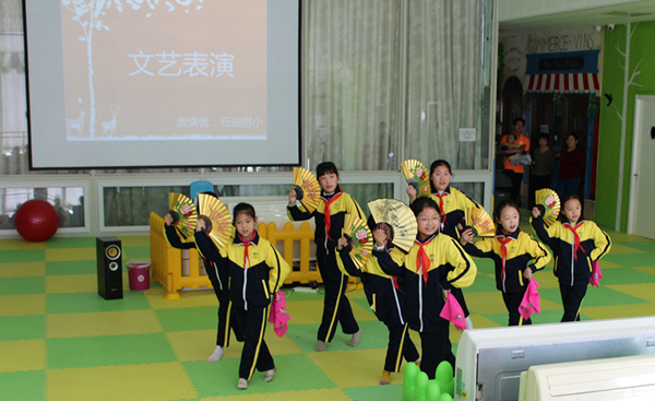 学雷锋日,石油附小与阳光鹿童手牵手