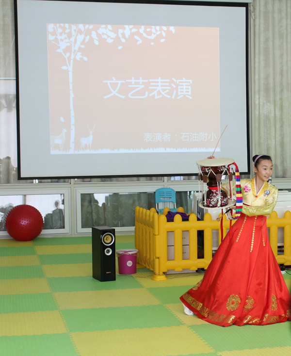 学雷锋日,石油附小与阳光鹿童手牵手