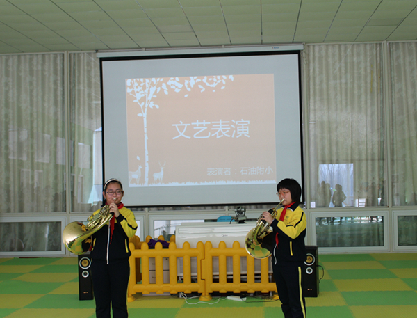 学雷锋日,石油附小与阳光鹿童手牵手