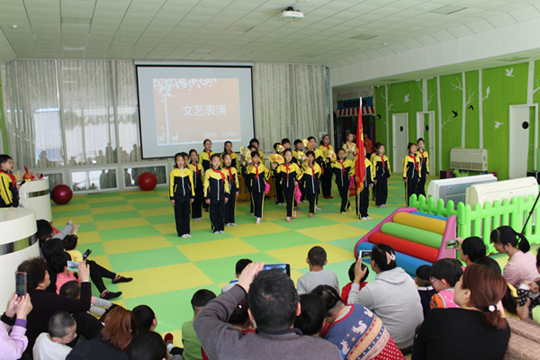 学雷锋日,石油附小与阳光鹿童手牵手