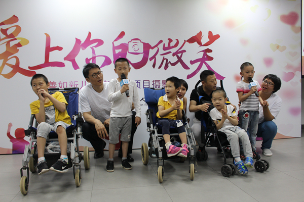 鹿童宝宝应邀参加“爱上你的微笑---集善如新儿童蜜儿餐项目摄影展”
